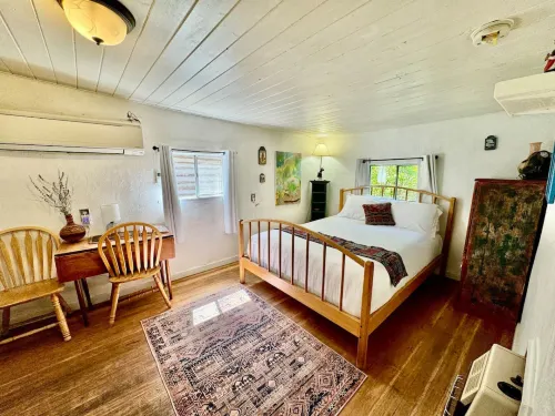 Inspiring Cabin - Private Deck, WiFi, Artistic Decor Hotels in Taos Ski Valley