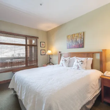 Unequalled Ski in Out, Next to Gondola, Sundial 1BR, Pool, Hot tub, Condo Nast Winner C305