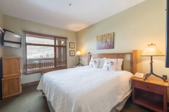 Unequalled Ski in Out, Next to Gondola, Sundial 1BR, Pool, Hot tub, Condo Nast Winner C305