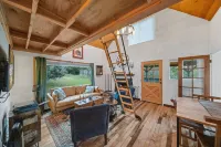 Charming Mountain Cabin with Treetop Views - Cozy Getaway