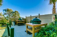 Oceanfront Balcony and Outdoor Pool - Beautiful Family Retreat