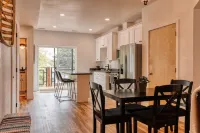 Spacious Living Area and Private Kitchen Retreat - Charming Getaway Hotels in Sheridan