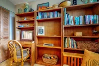 Waterfront condo w/ shared pool & private lanai- steps to shops & restaurants Hotels in Hilo