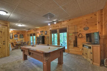 Hot Tub, Creek Access and Cozy Atmosphere - Charming Secluded Oasis