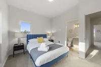 Steps to Ocean and Vibrant Downtown - Charming Coastal Hideaway فنادق في أناكورتس