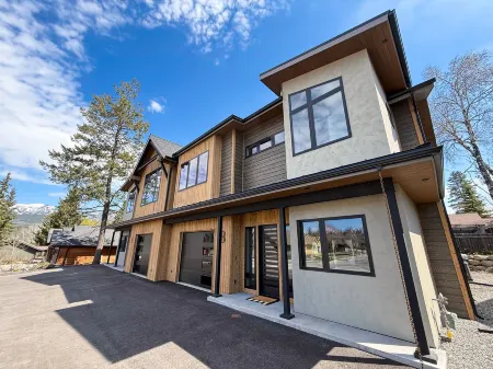 Perfect Location | Brand New Luxury Villa | 4 Bed / 4 Bath | Sleeps 10!