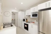 Smart Suites Self Check-in Apartments - 14 Freney Hotels in Darra