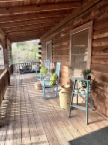 New Finished Lower Level. Peaceful 5-Bedroom Lake Front Cabin Easy Walk to Lake.