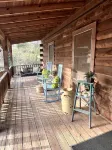 New Finished Lower Level. Peaceful 5-Bedroom Lake Front Cabin Easy Walk to Lake.