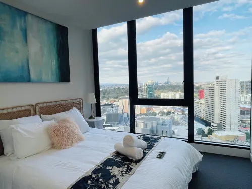 City Hidden Gem - Delux 2B with Parking/Balcony/Pool/Sauna/Gym, Walk to Crown!