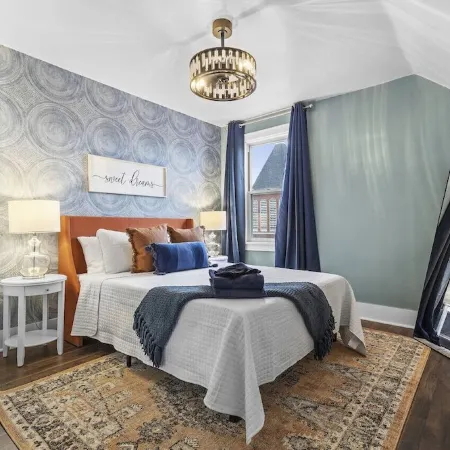 NEW! Stunning 5bdr game+movie room, VIEW, Parking!