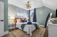 NEW! Stunning 5bdr game+movie room, VIEW, Parking!