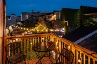 Chic Haven - Private Deck, Shared Patio, in Downtown