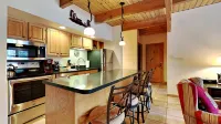 Cozy Retreat - Hot Tub, Ski-in/out, WiFi, Fireplace Hotels in Snowmass Village
