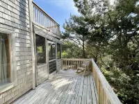 Colorful Sunsets and Serene Location - Charming Island Retreat