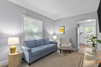 Private Patio and Well-Equipped Kitchen - Charming Retreat Hôtels à : Lindenwood Township