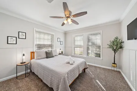 Smart Features and BBQ Grill - Cozy Family Retreat Отели рядом с достопримечательностью «Baytown Wetlands Center»