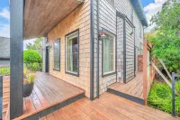 Sandy Feet Cottage & the Blacklight Game Room