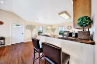 Adorable home with lots of space - close to the Gulf & ferry Hotels in Bolivar Peninsula