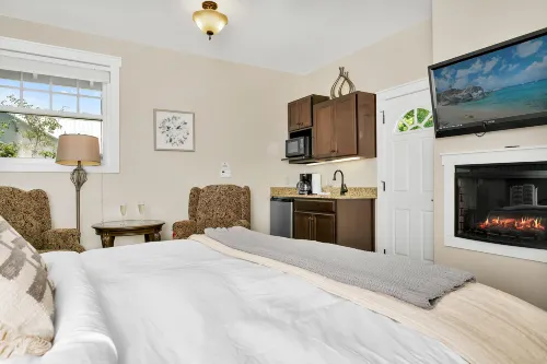 Tranquil Getaway - Stylish Suite with Pool Access