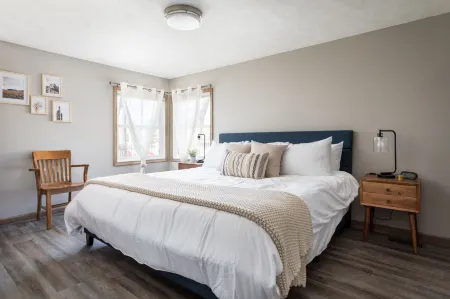 Spacious Layout with Hot Tub and Fire Pit - Stunning Modern Retreat