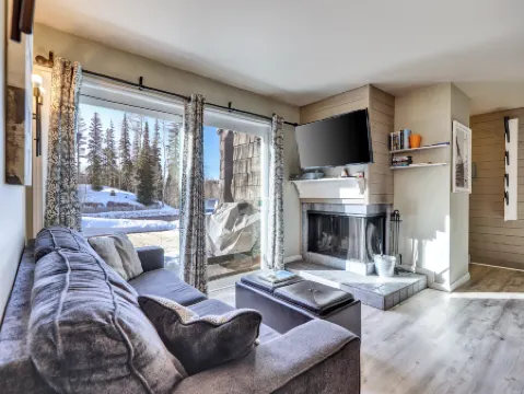 Mountain Views and Wood-Burning Fireplace - Inviting Mountain Haven