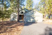 Cozy Gas Fireplace and Private Hot Tub - Charming Retreat