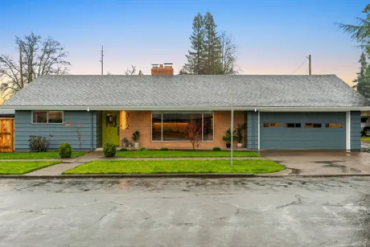 Charming Urban Retreat - WiFi, Restaurants, Local Shops