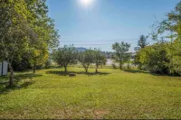 Close to Melton Lake and Vibrant Dining Options - Charming Haven Hotels in Oak Ridge