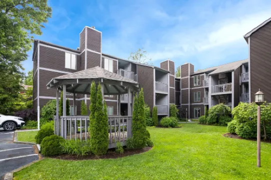 Charming Downtown Retreat with Rustic Modern Touches - Delightful Getaway