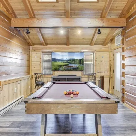 Gorgeous Cabin w/direct trail access for hiking & off roading!