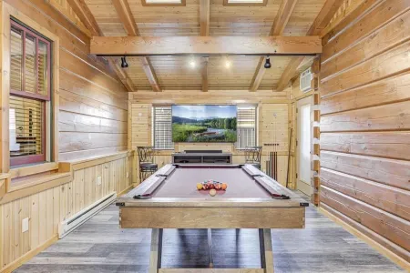 Gorgeous Cabin w/direct trail access for hiking & off roading!