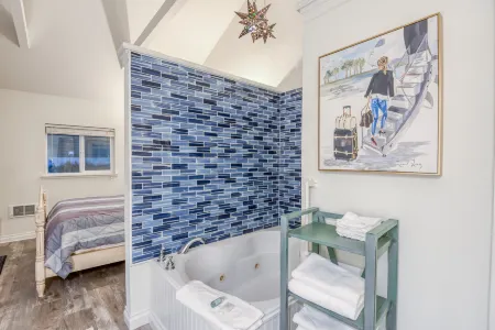 Enchanting Ocean View and Cozy Jacuzzi - Romantic Cottage Retreat