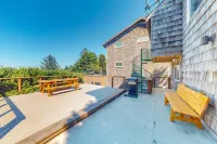 Updated dog-friendly home with fantastic ocean views - walk to the beach Hotels in Port Orford