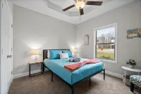 Spacious Home with Game Room and Outdoor Fire Pit - Stunning Retreat Hotel di Clarksville