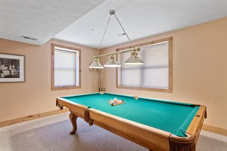 Charming Cabin with Hot Tub and Scenic Decks - Cozy Mountain Retreat Отели в г. Севен Девилс