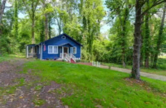 Screened Patio and Fast Wifi Access - Charming Cozy Haven Hotels in Lexington