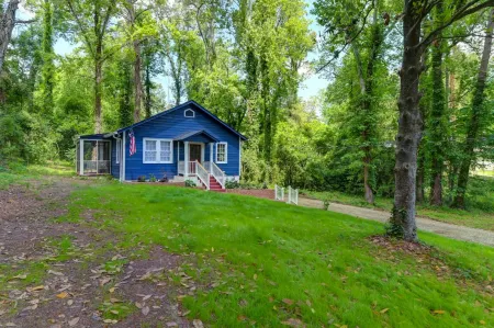 Blue Bungalow |  2BR 1BA | Lexington Отели рядом с достопримечательностью «Golden Hills Golf & Country Club»