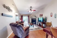 Comfortable, 2nd-floor condo with balcony, washer/dryer, pools, & clubhouse Hotels in Oliver Township