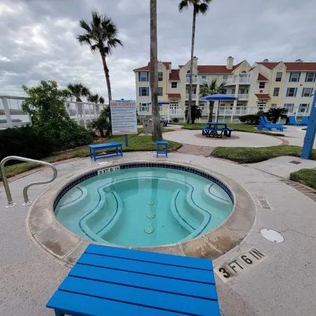 Beautiful Condo 3rd Fl w/  oceanviews, Short walk to Beach, Close to Heated Pool Отели рядом с достопримечательностью «Пирс Боба Холла»