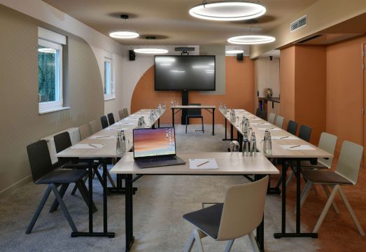 이비스 스타일즈 샬레루아 공항 에어로44