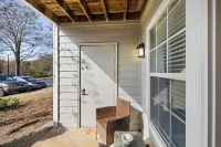 Modern 3Br  Near Uga & Sanford Stadium, Pool + Gym and Hospitals