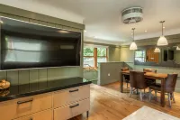 Scenic Views and Cozy Lodge Decor - Charming Mountain Escape