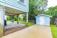 Stunning Bay Views and Cozy Deck - Charming Beach Escape