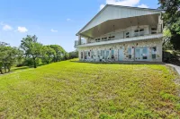 Paradise by the lake - Lonestar Lakehouse