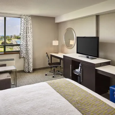 Waterfront Hotel Downtown Burlington Hotels near Dundurn Castle