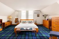 Luxury Duplex - Sleeps 2 - Hot Tub - Parking