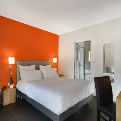 Hotel Douglas Hotels near La Defense Station