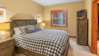I Spy - Cozy Pet Friendly, Ski in/Ski Out Condo with Private Hot Tub