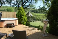 Barn Cottage - Farm Park Stay with Hot Tub, BBQ & Fire Pit Hotel di Upper Tumble